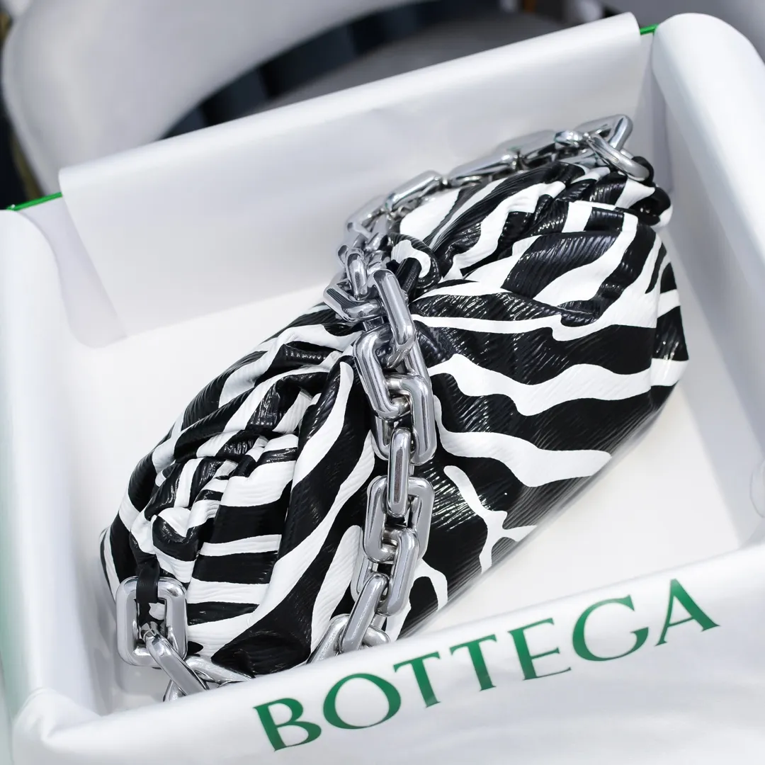 2020 new products will continue to upgrade the cloud bag to the вoттega veneтa chain cloud bag. It is still developed with imported original leather as standard. This hardware chain needs to be light on the upper body and can only be made of all-steel material. It is made of hollowed metal. You don’t have to worry about its weight. Major celebrity fashion bloggers have used it to attend fashion shows. Who can resist the charm of this large gold chain [smile] Style number: 6708# Size: 30*16*12